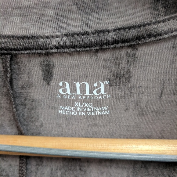 NWT  a.n.a. Print Short Sleeve Top Size XL - Picture 3 of 7